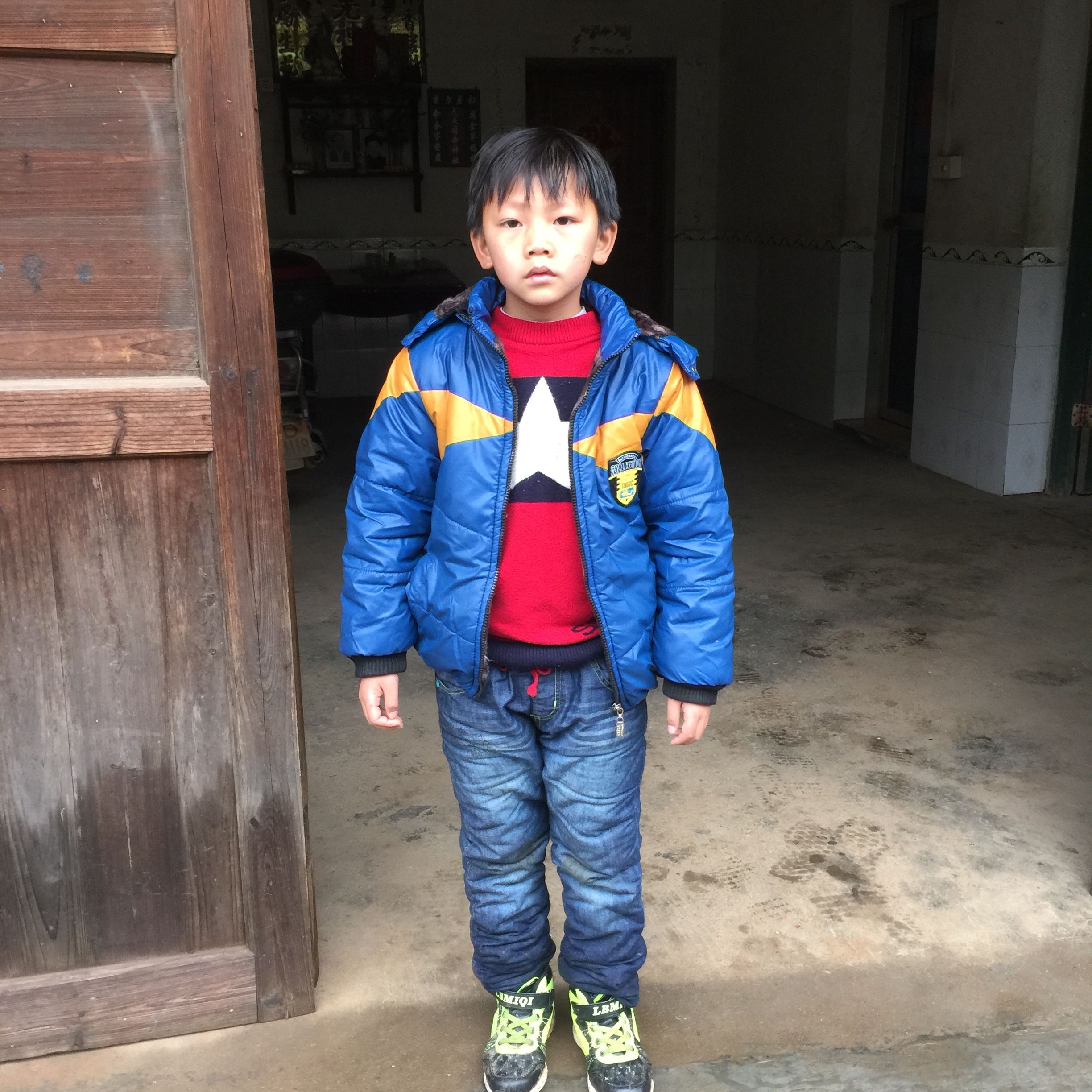 ˴